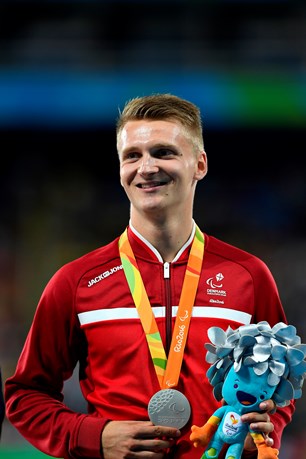 Daniel Wagner med sølvmedaljen på 100 m - foto Lars Møller